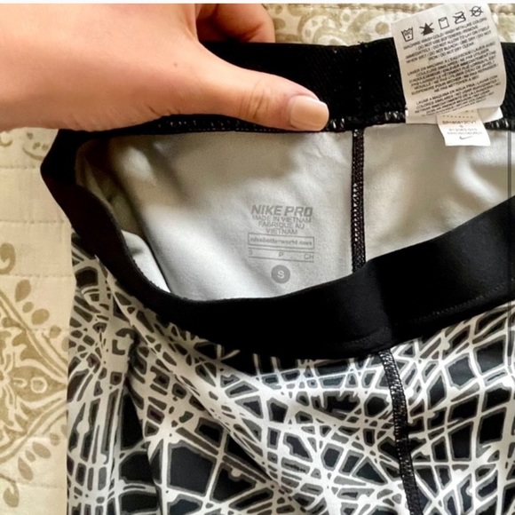 LIKE NEW Nike Pro leggings - Picture 3 of 4